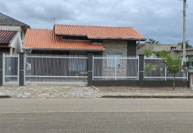 Casa com piscina - Balneário Coroados - Foto 2