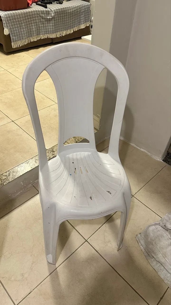 02 cadeiras de plástico resistentes  - Foto 3