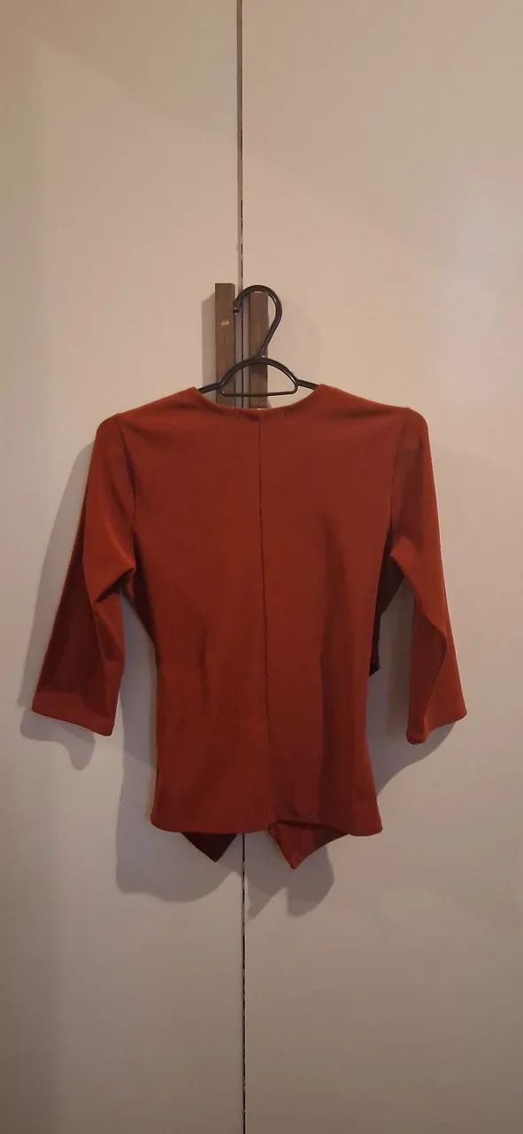 Blusa Marrom/terracota transpassada com decote em V - Foto 3