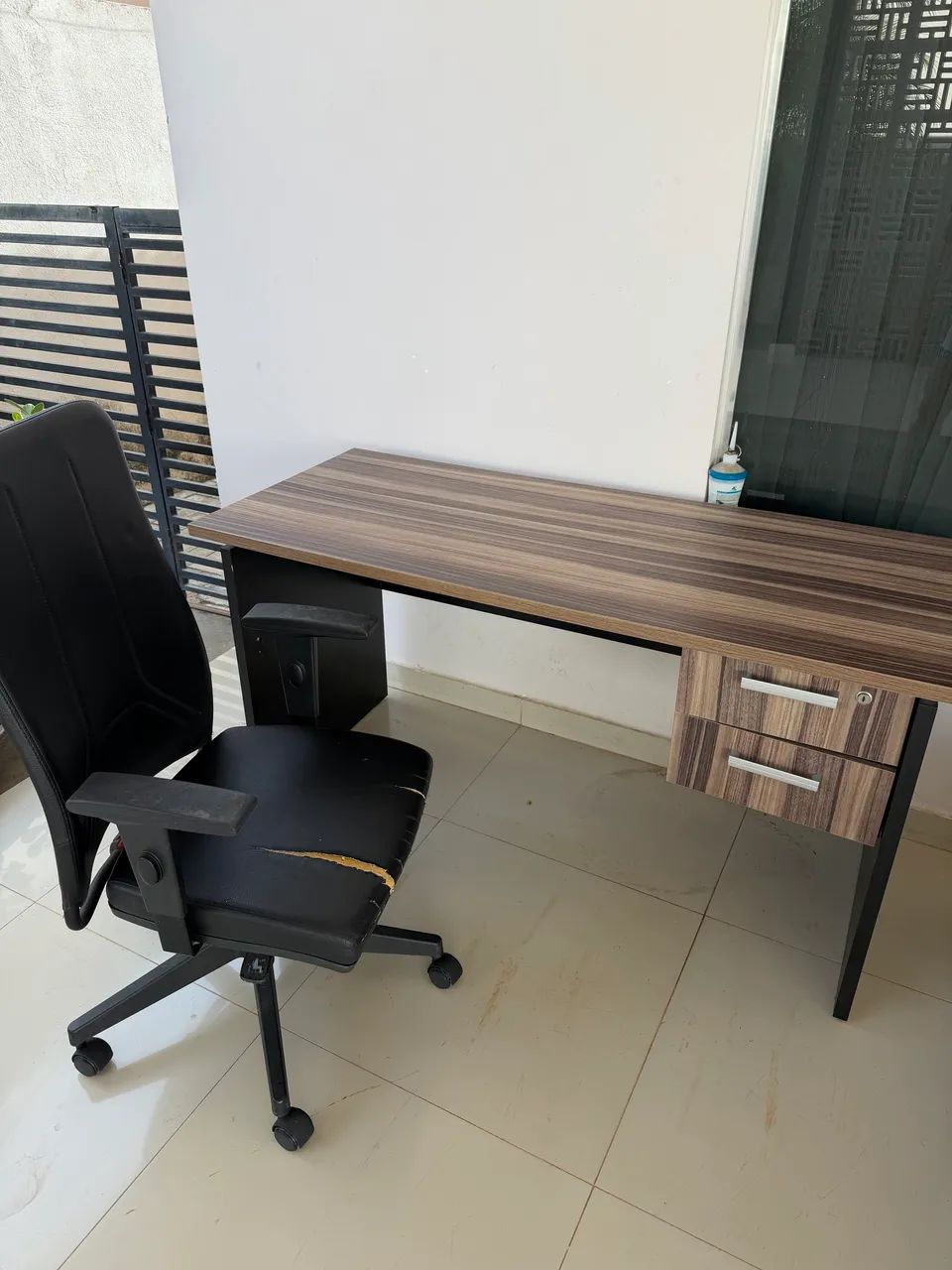 Vendo mesa e cadeira de escritório 