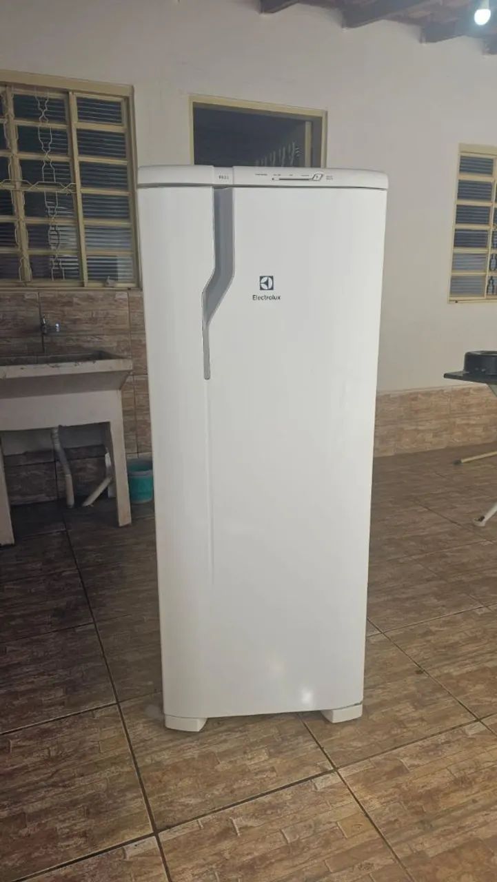 Geladeira Eletrolux 240 LTS.
