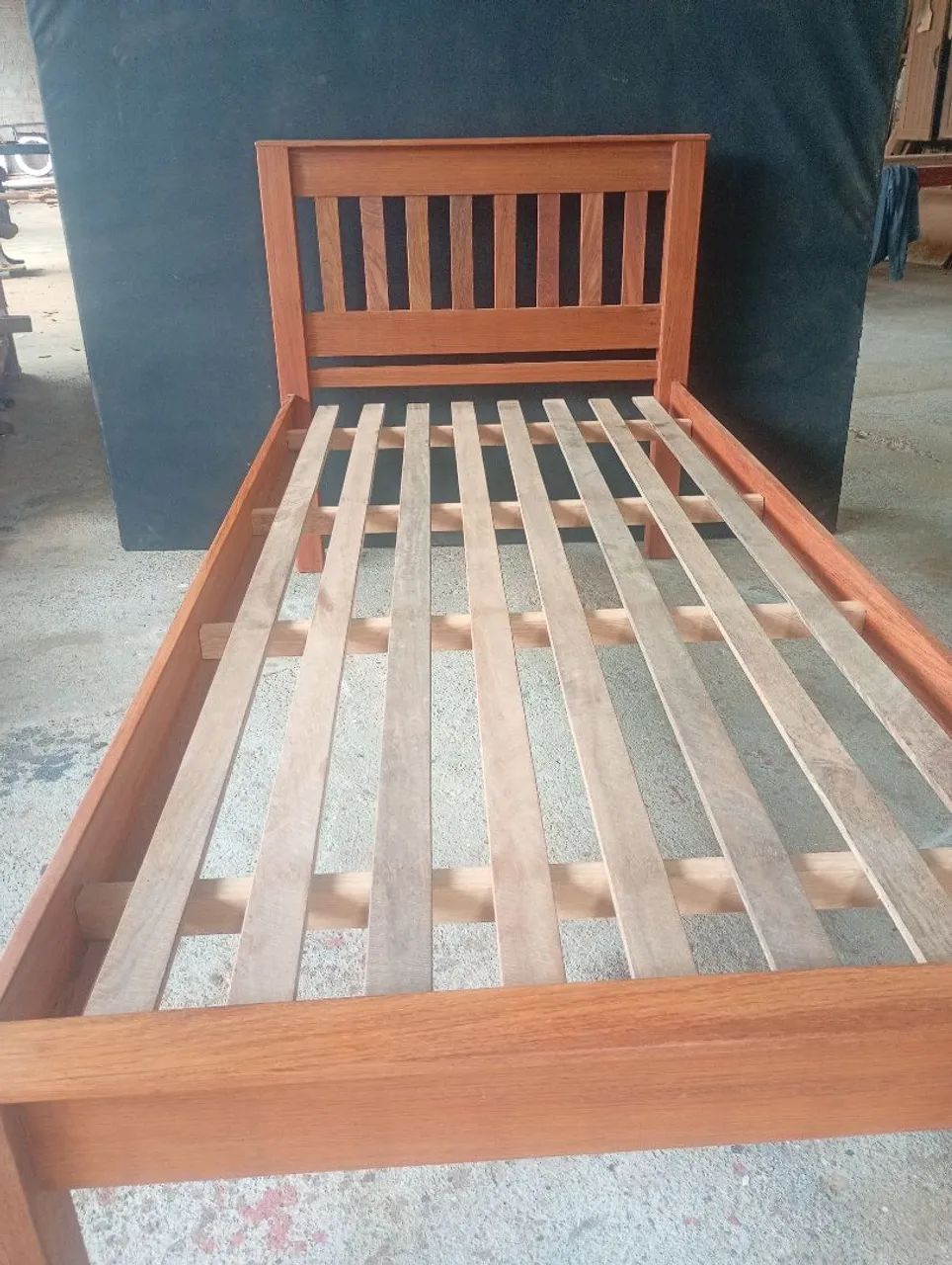 Cama de solteiro em jatoba
