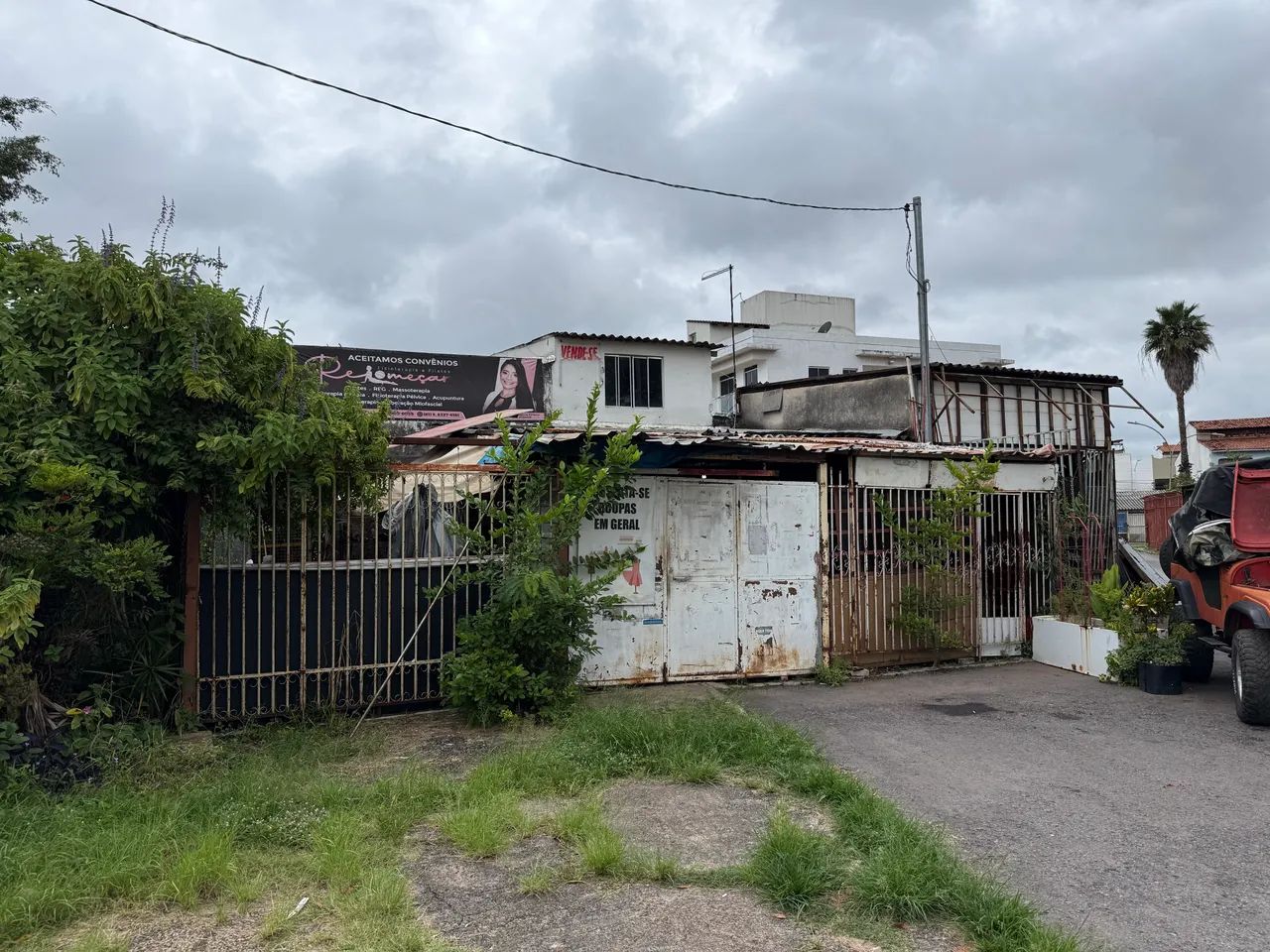 LOTE COMERCIAL DE ESQUINA VAZADO COM CASA 2 QUARTOS DUAS KITNET E UMA LOJA  - Foto 4