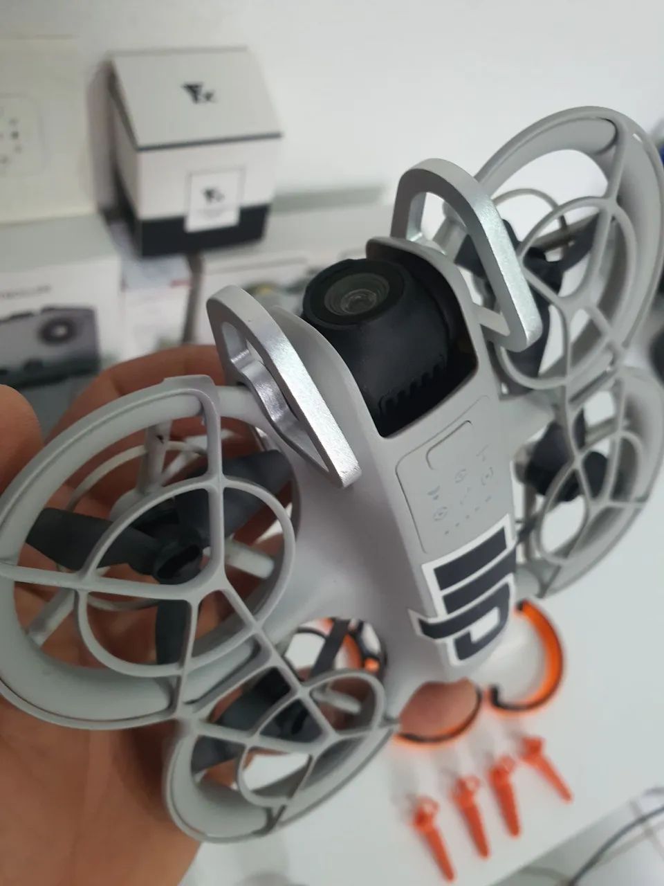 Drone Dji Neo combo Fly More + acessórios para aprimorar e assegurar voos.
