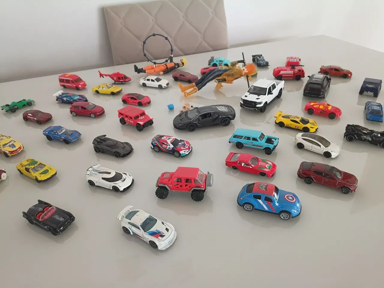 Miniaturas hotwills e bonecos naturo - Foto 2