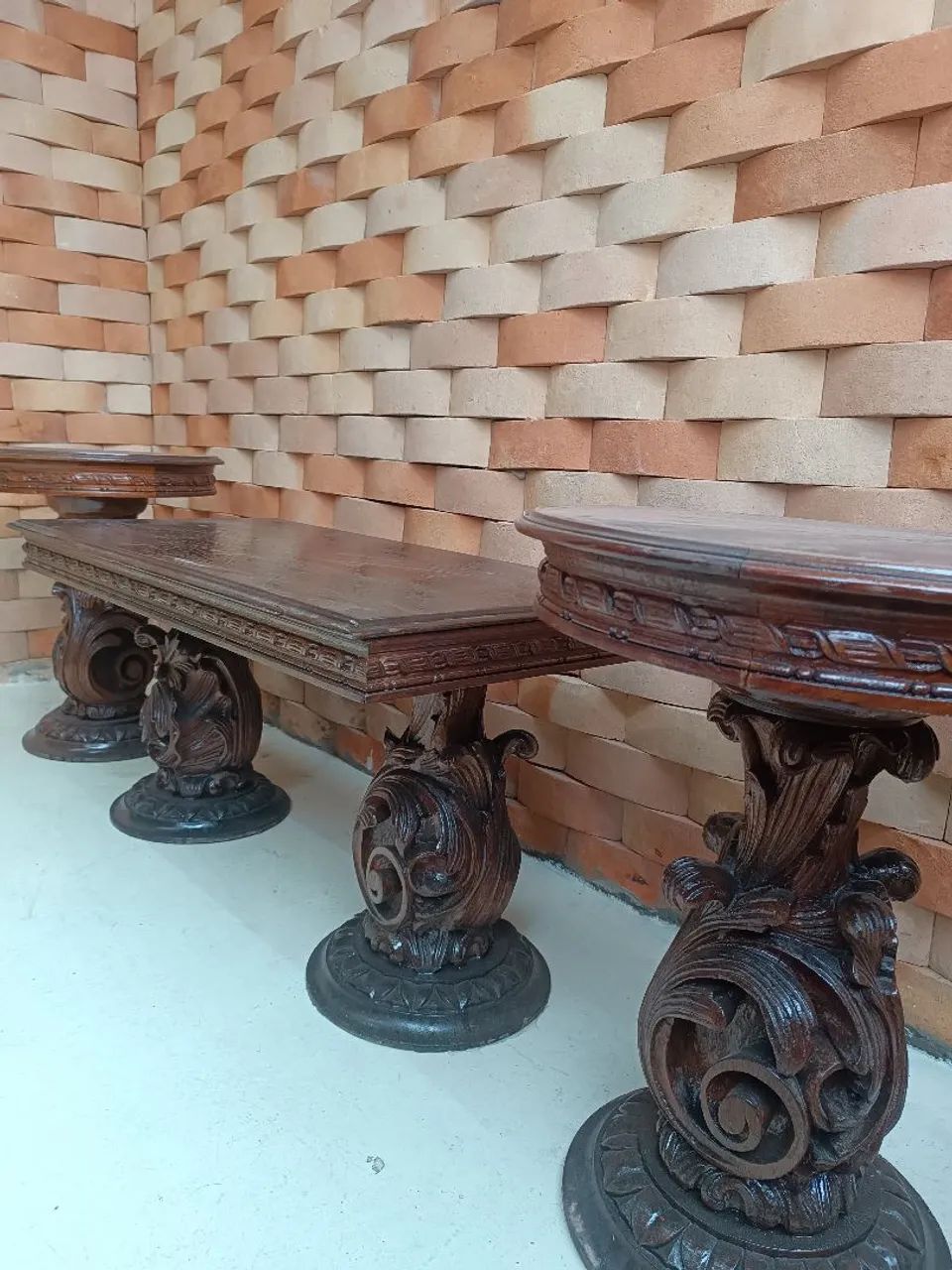 Conjunto de mesas antigas em madeira maciça