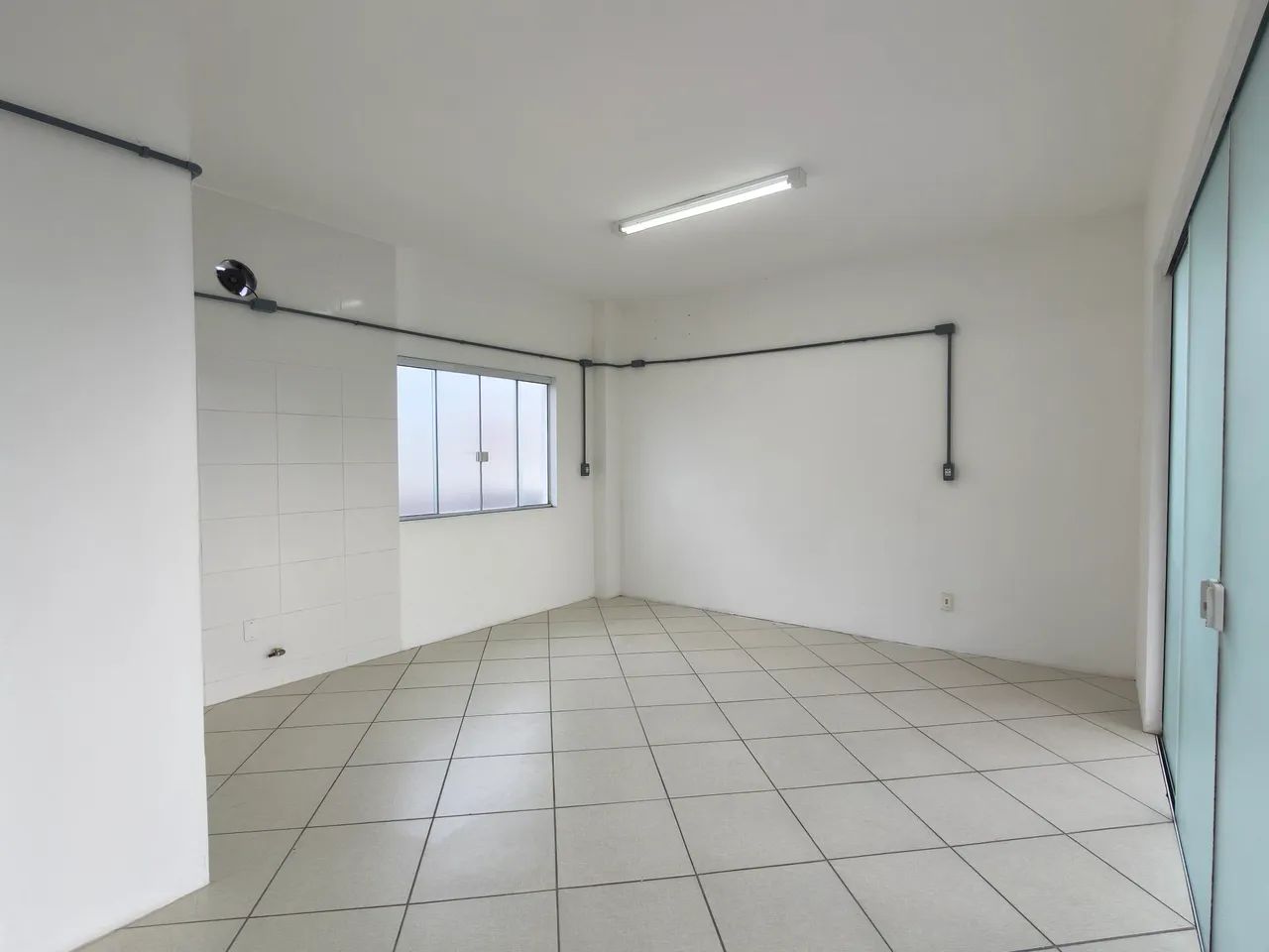 Loja comercial térrea 17m² com lavabo Centro Comercial Águia Do Sul - Campeche 