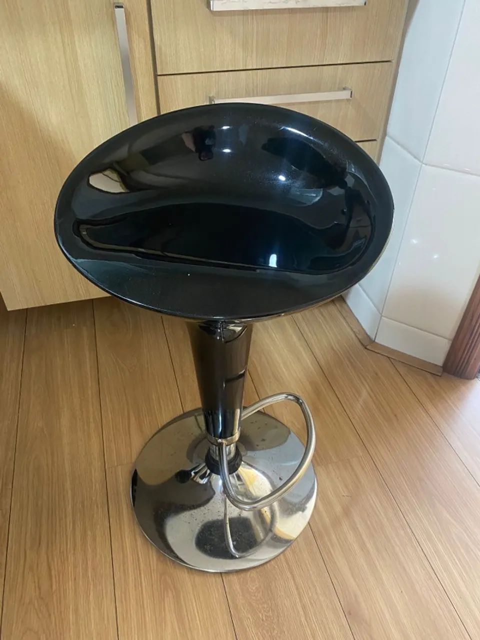BANQUETA PRETA COM BASE CROMADA