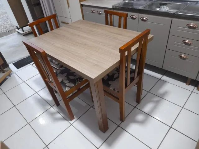 Mesa com cadeiras Novas