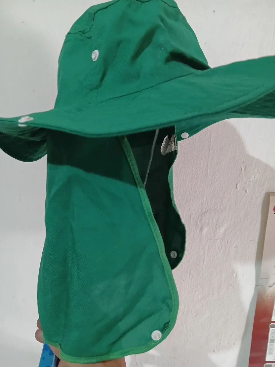Chapéus australianos e blusas de helanca 