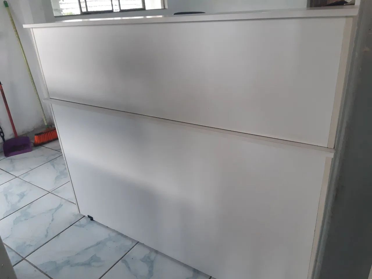 Balcão de atendimento com 2 gavetas