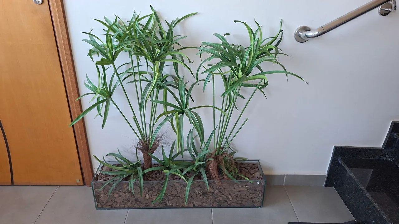 Vaso cachepot vidro retangular decorado com casca de pinus e arranjos 