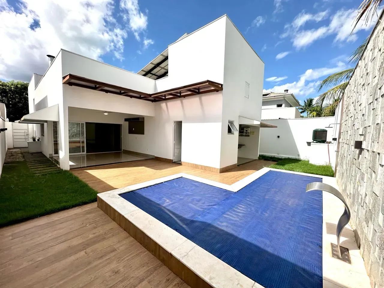 CASA TÉRREA COM 3 SUITES À VENDA, 375m2 - COND BELVEDERE I