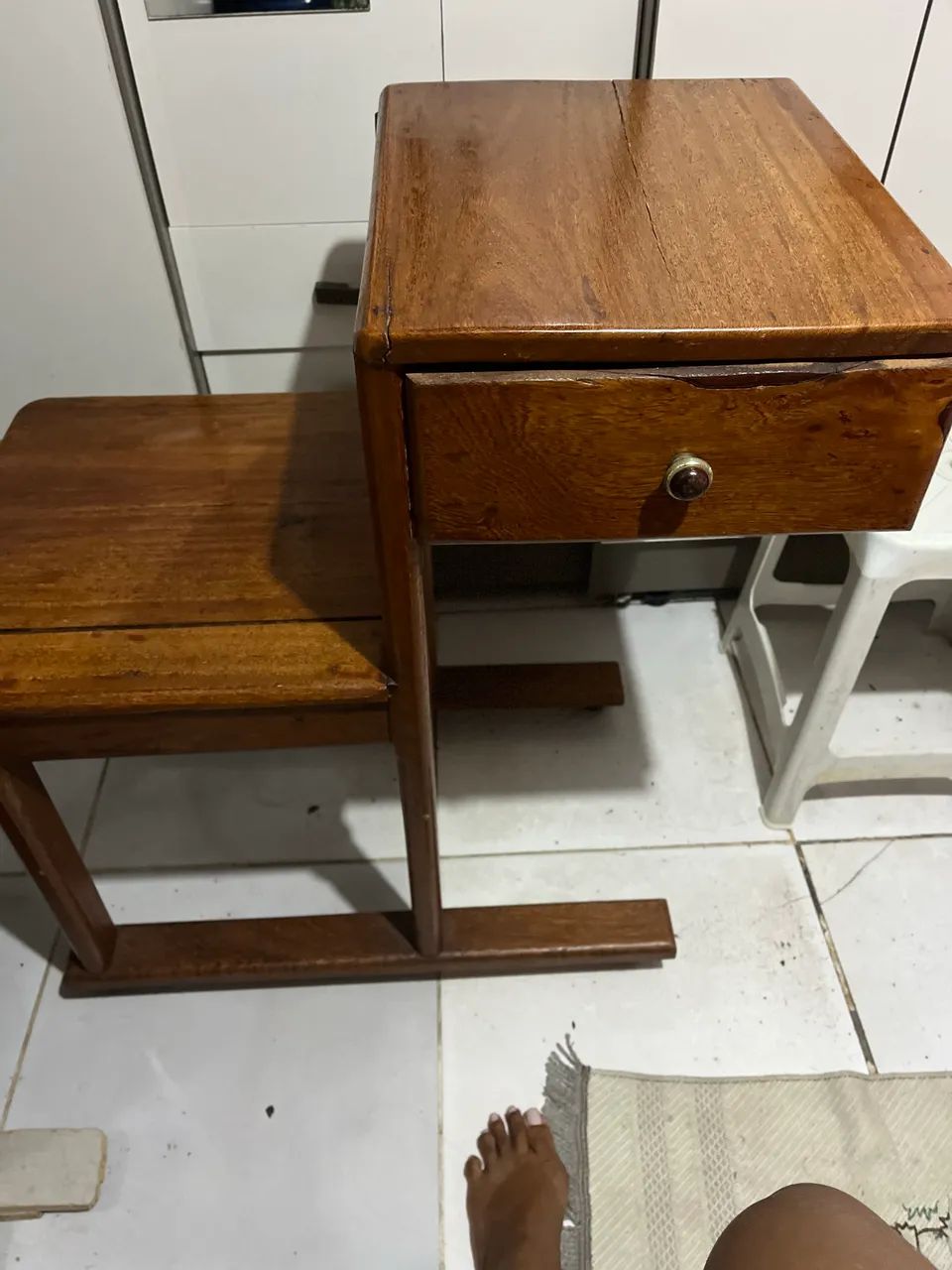 Mesinha de madeira maciça com gaveta - Foto 2