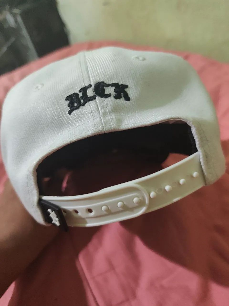 Boné Black branco aba silicone pouco usado  - Foto 5