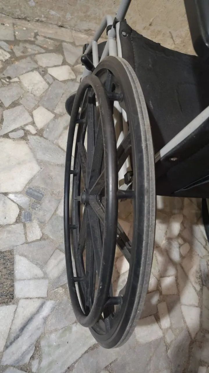 Cadeira de rodas em perfeito estado. - Foto 5