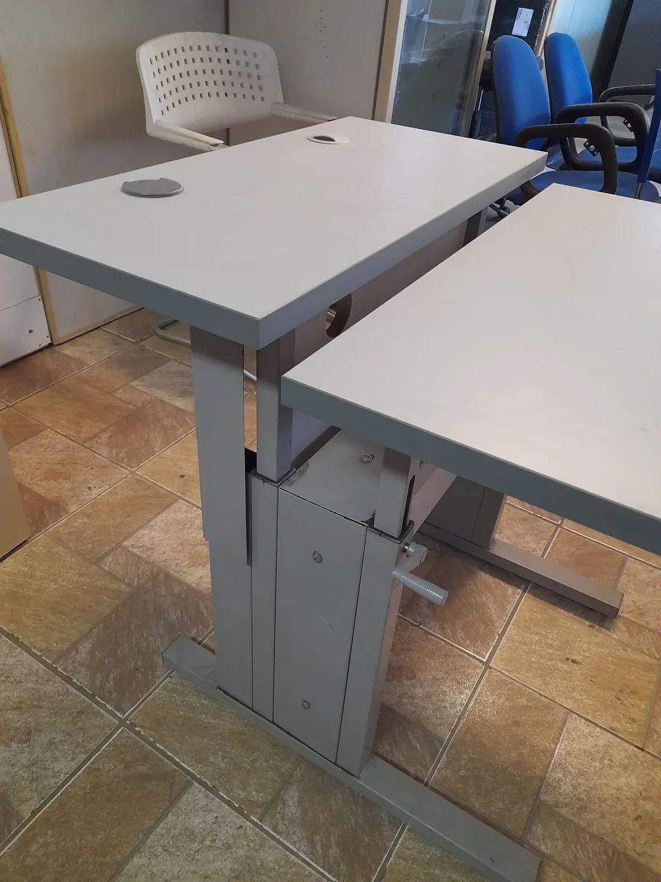 Mesa com regulagem ergonômica- em ótimo estado  - Foto 3