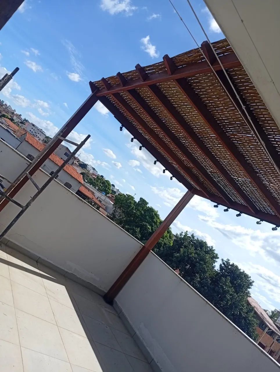 Pergolado de paraju com forro de bambu de bambu 