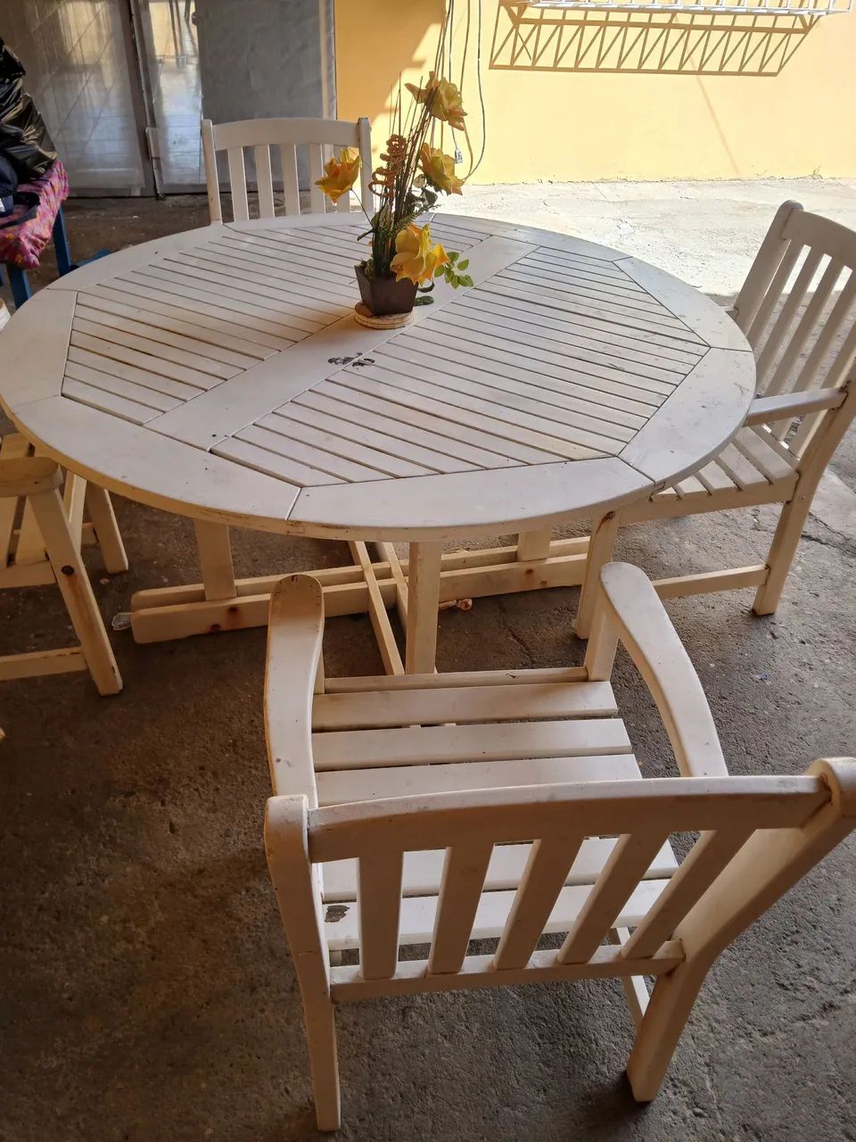 Vendo mesa redonda de madeira - Foto 4