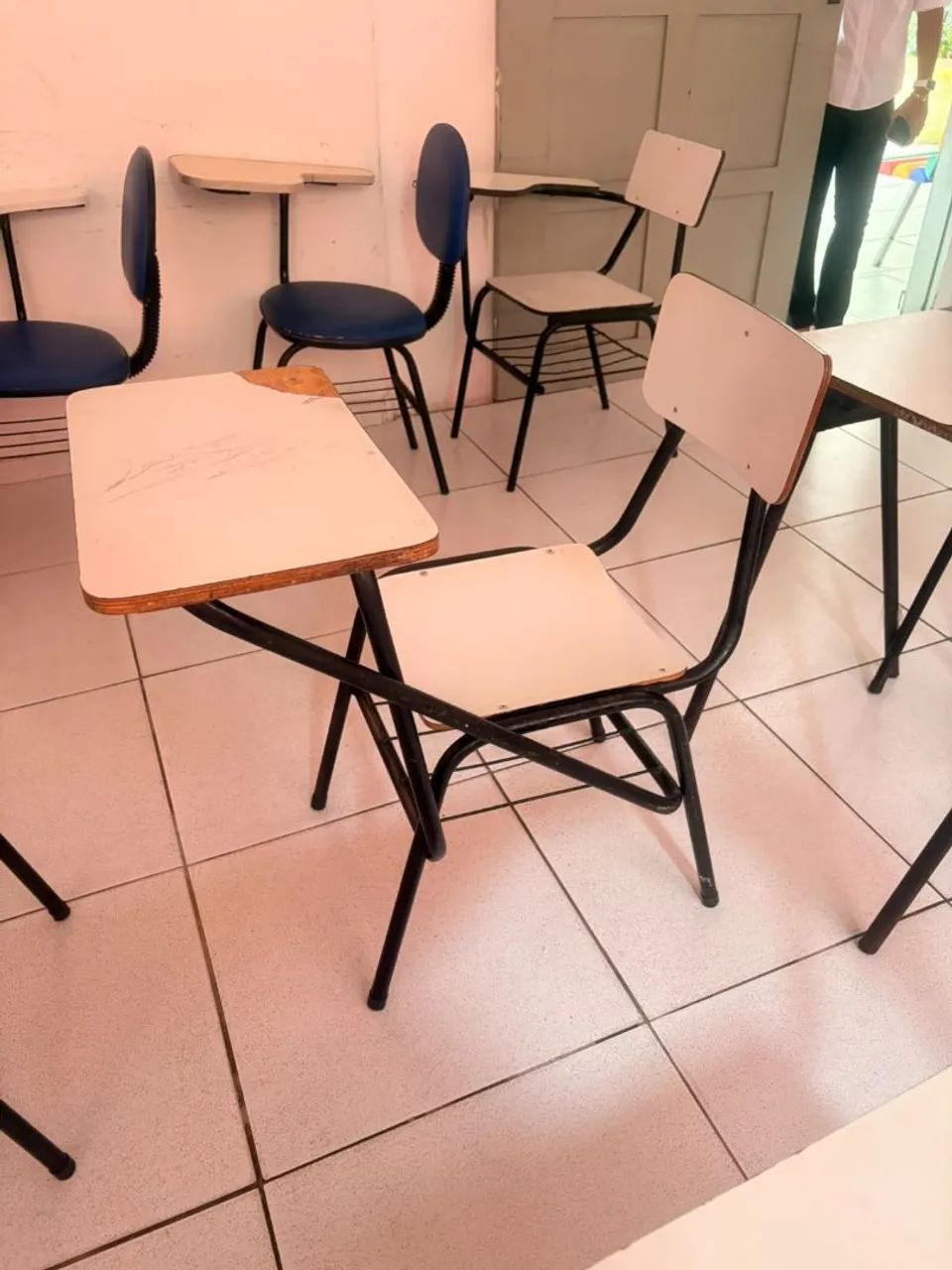 Vendo mesas e cadeiras escolar