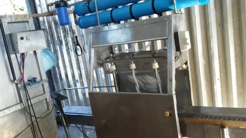 Máquina de limpeza e envase de garrafão de águas com esteiras