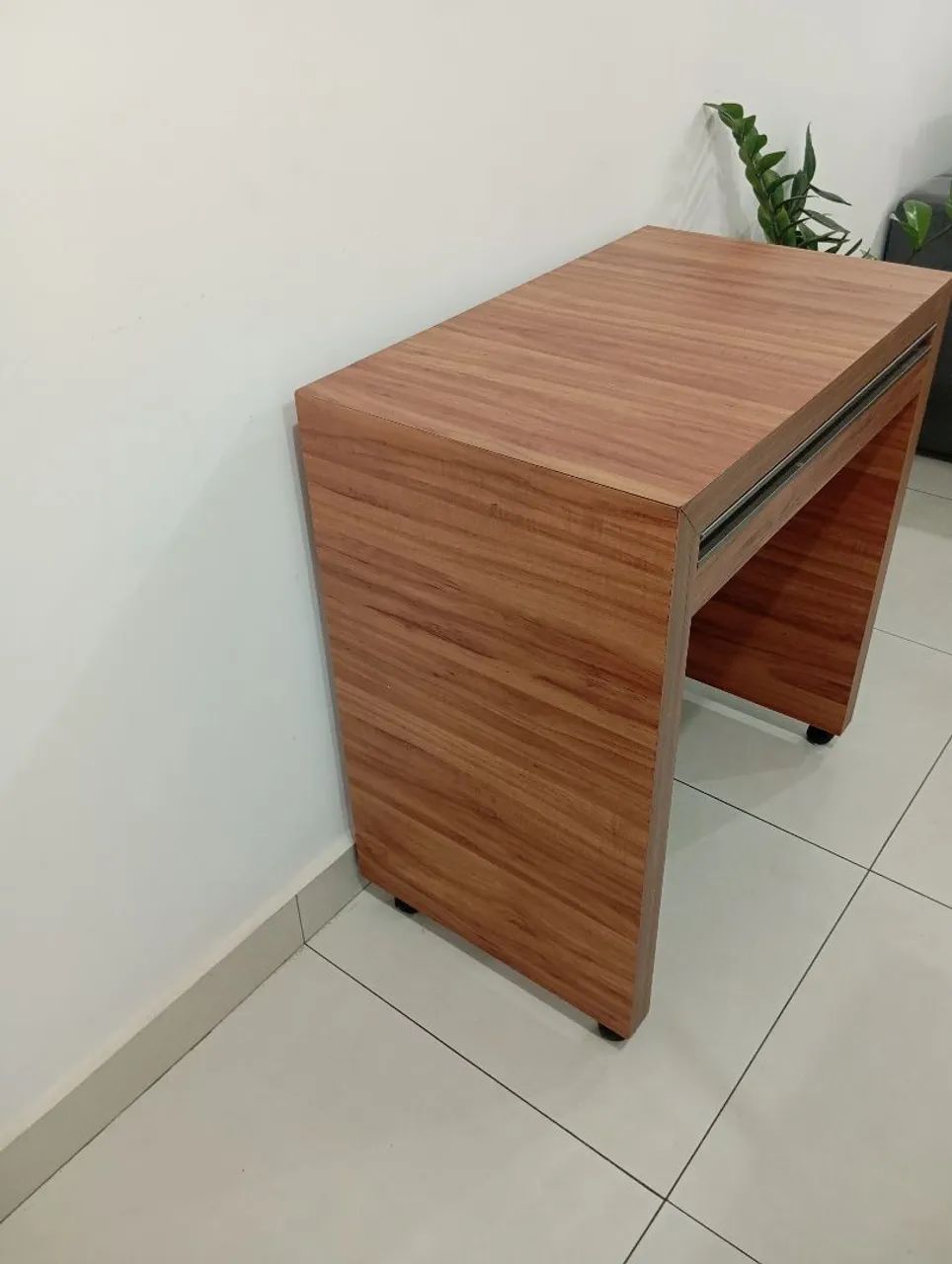 Vendo escrivaninha, toda em MDF. - Foto 2