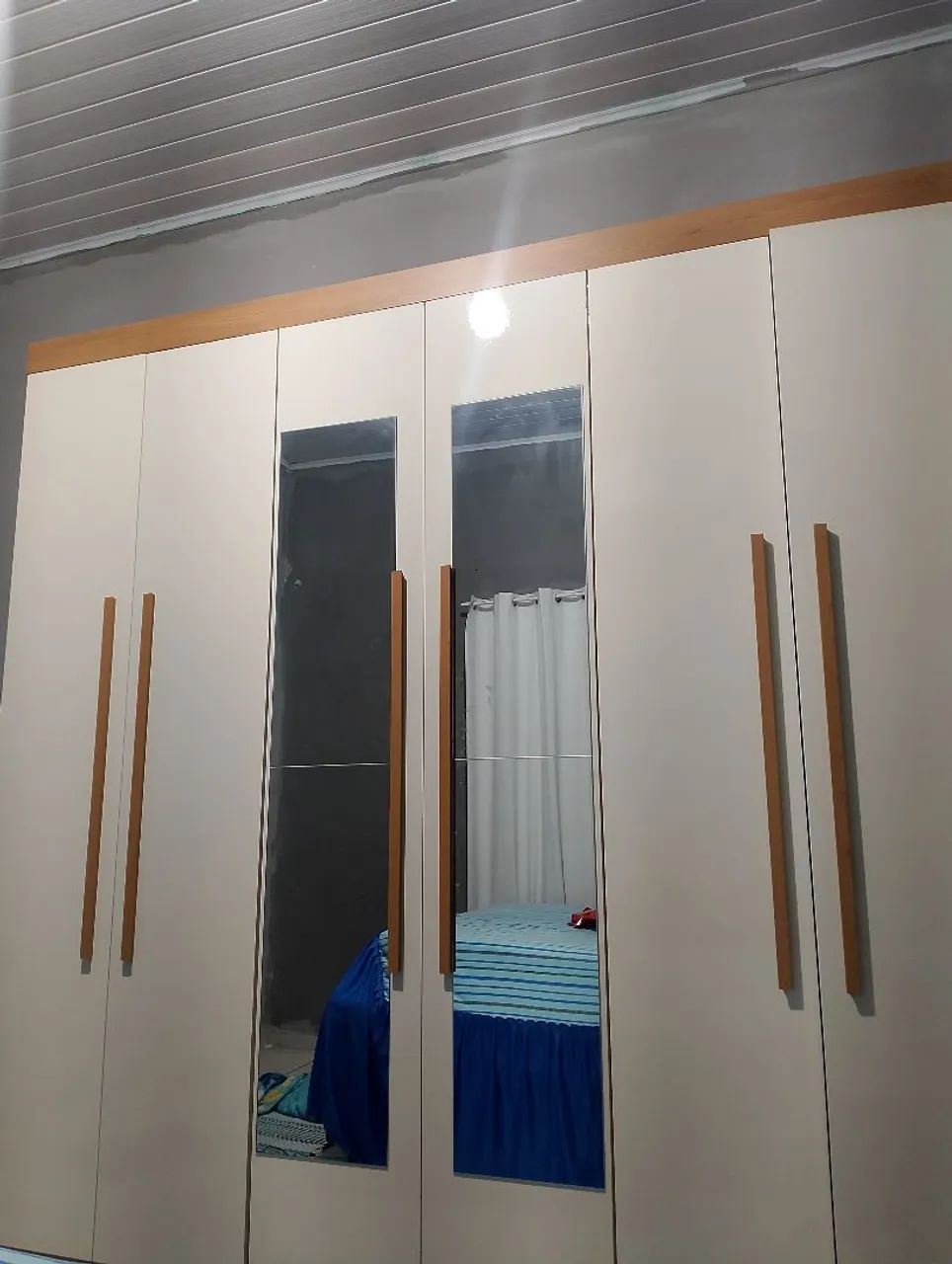 Vendo guarda roupa com espelho 