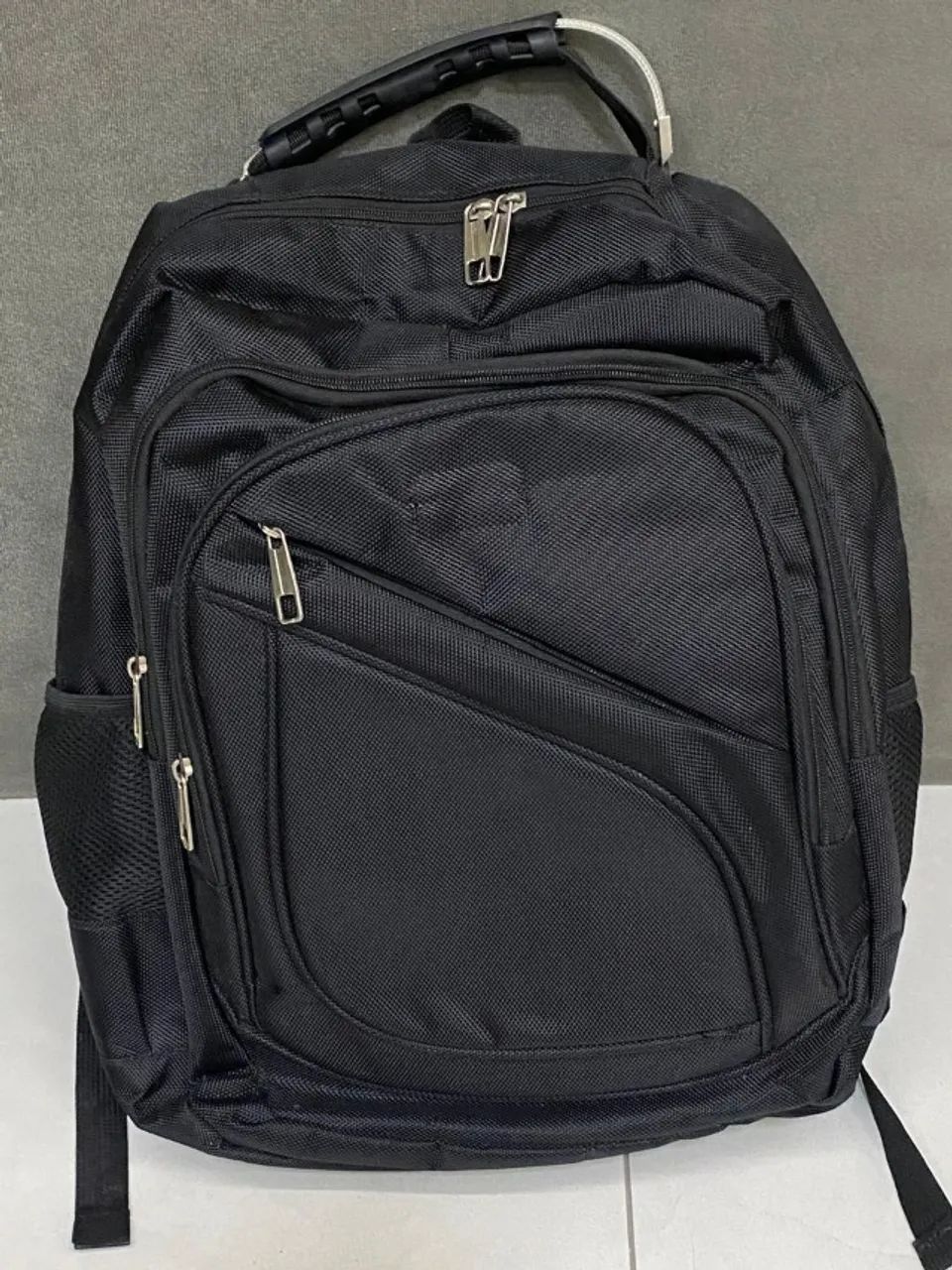 Mochila preta básica com alça em cabo de aço