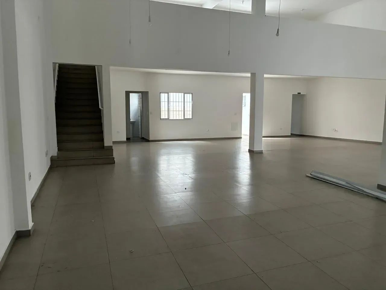 ÓTIMO SALÃO COMERCIAL COM 235 METROS MEZANINO E 04 VAGAS