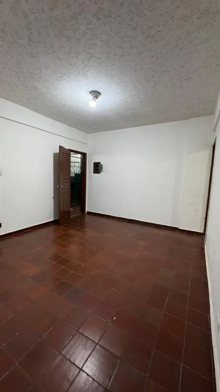 ALUGO ÓTIMO APARTAMENTO, 2º ANDAR, COM 2 QUARTOS - CENTRO