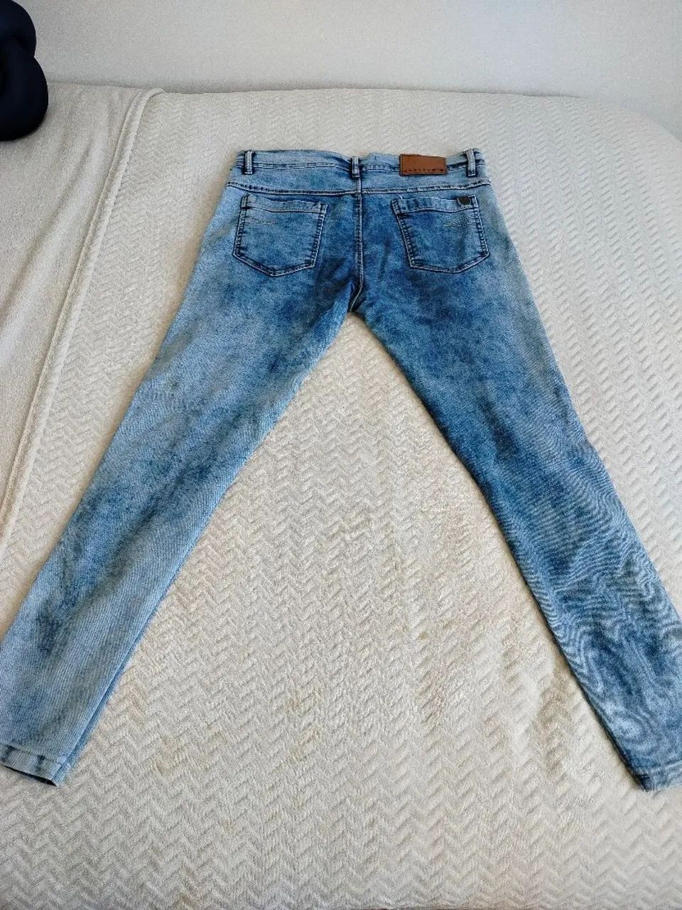 calça jeans skinny com lavagem marmorizada - Foto 4
