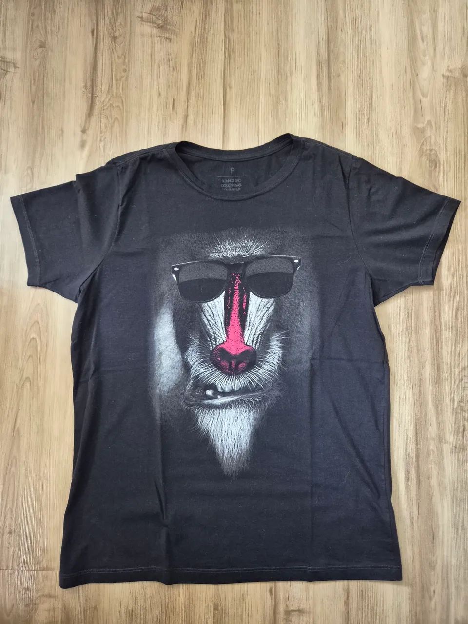Camiseta preta Red Feather macaco 