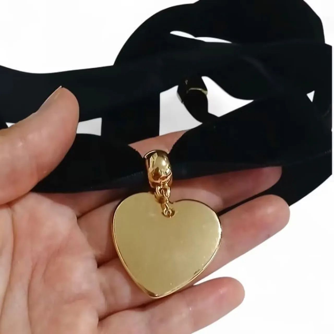Colar choker em veludo coração dourado - Foto 3