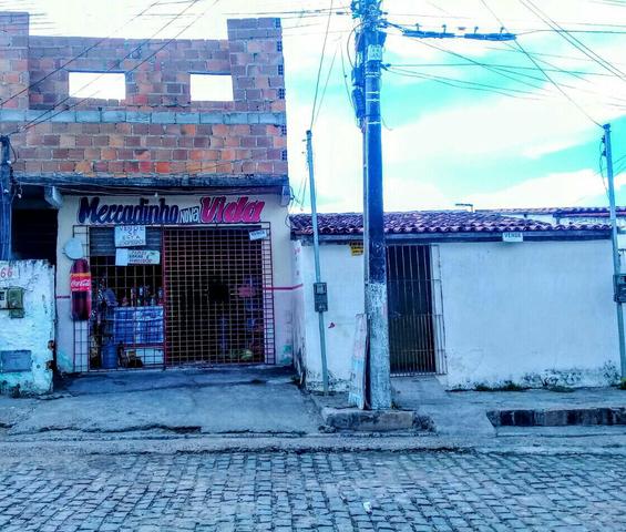 Vende-se residência com quatro casas e um comércio