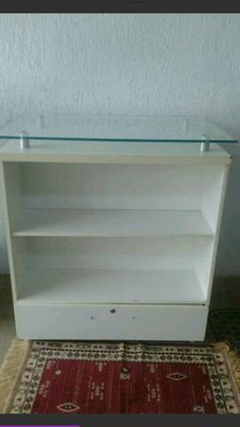 Balcão expositor mdf e tampo de vidro