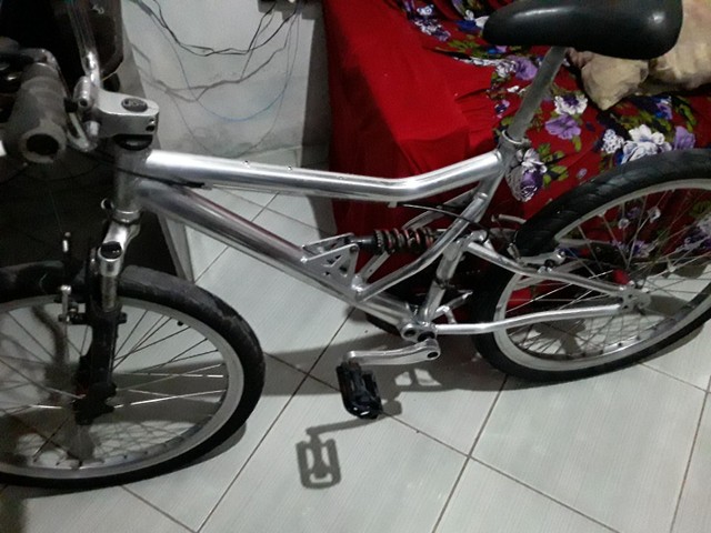 Bicicleta aro 26 com amortecedor no quadro.