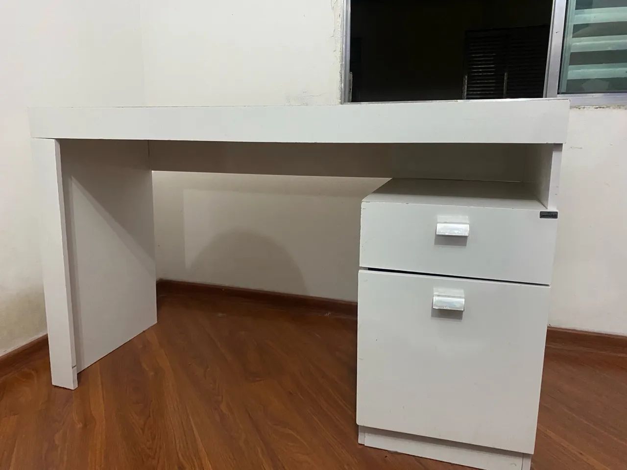 Escrivaninha branca com 1 gaveta e 1 porta
