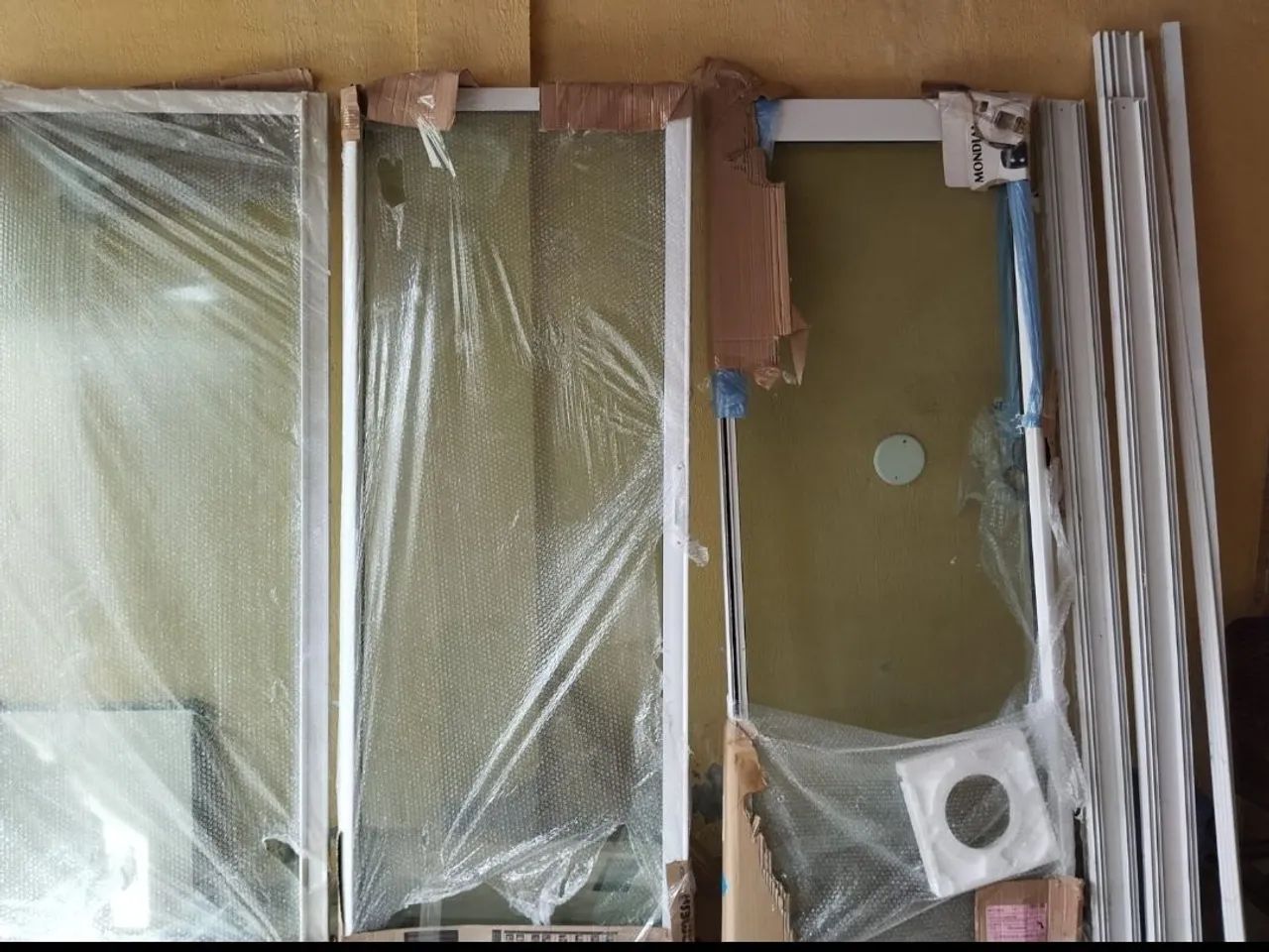 Porta de  vidro verde. Tres bandas.