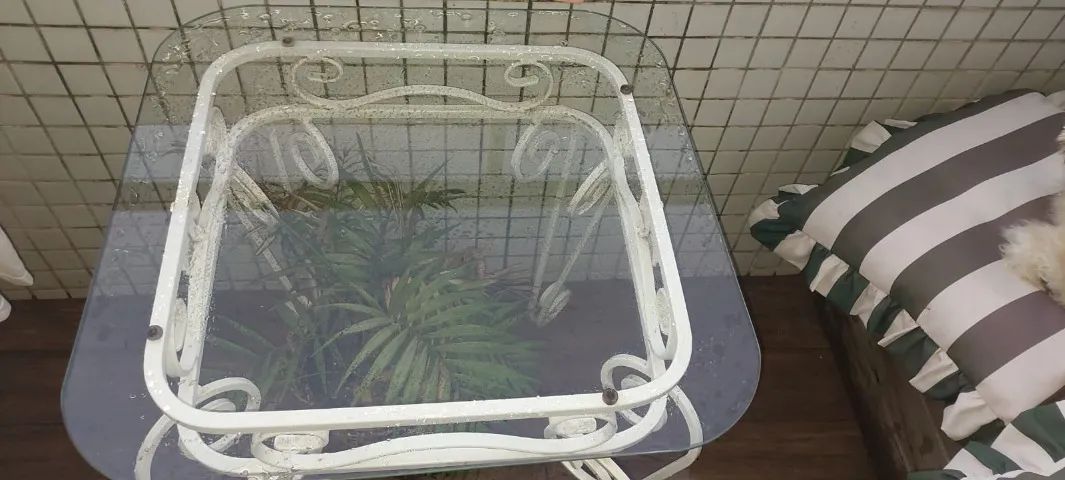 Mesinha de Ferro Artístico e Tampo de Vidro - Móvel Estiloso - Foto 3