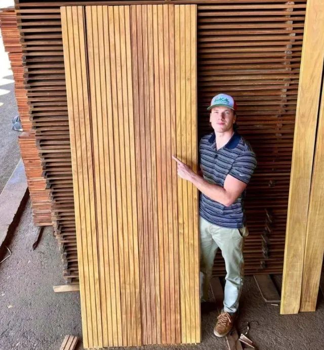 Painel ripado de madeira maciça