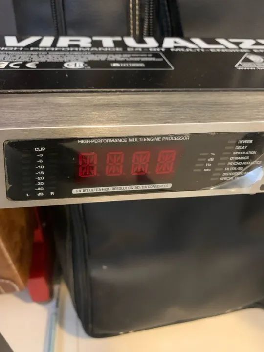 Processador de efeito Behringer Virtualizer Pro