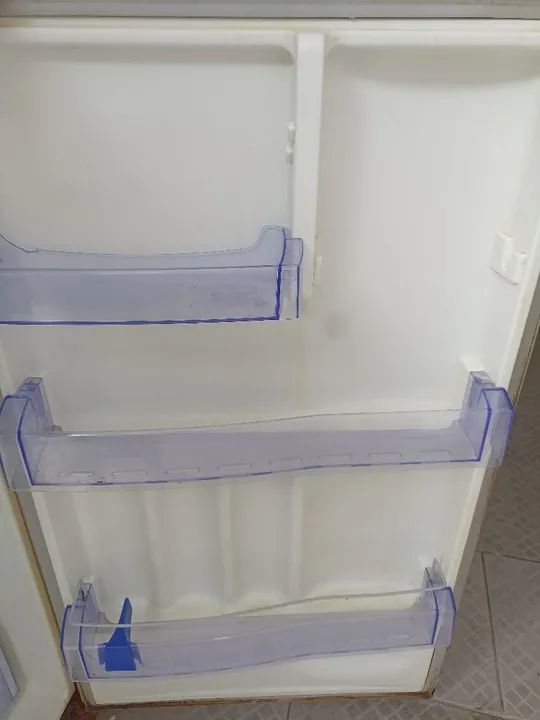 Geladeira amarela com adesivos - Foto 3