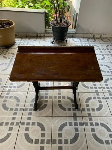Carteira escolar antiga com pés de ferro. - Foto 3
