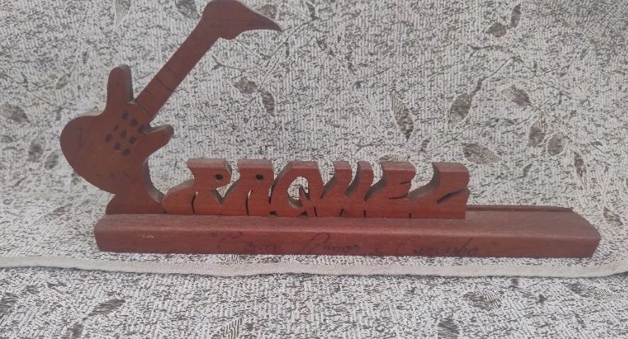 Peça decorativa em madeira em formato de uma guitarra  em ótimo estado.
