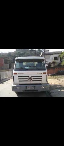 VOLTA REDONDA/RJ, BRASIL - 09/04/2015 - Caminhão Bau na Rodovia