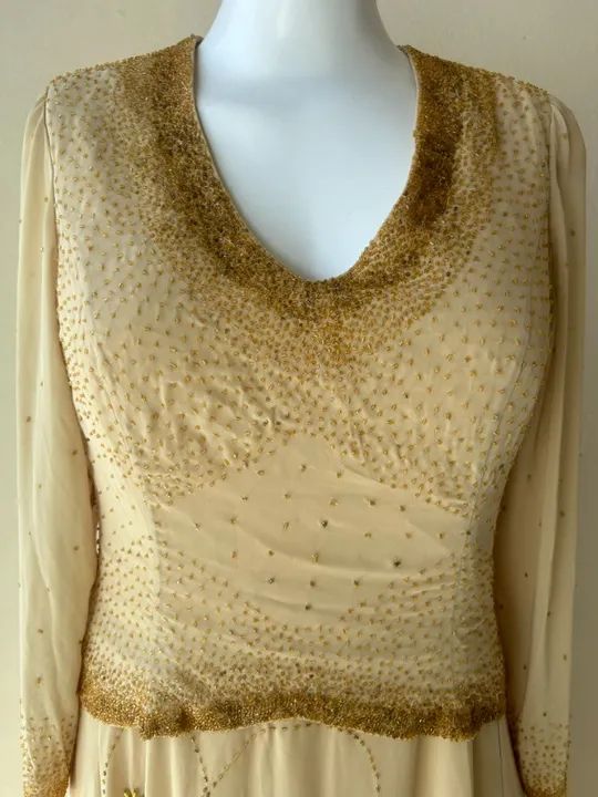 Vestido longo de festa, na cor bege com bordado dourado, 48, Gallery. - Foto 4