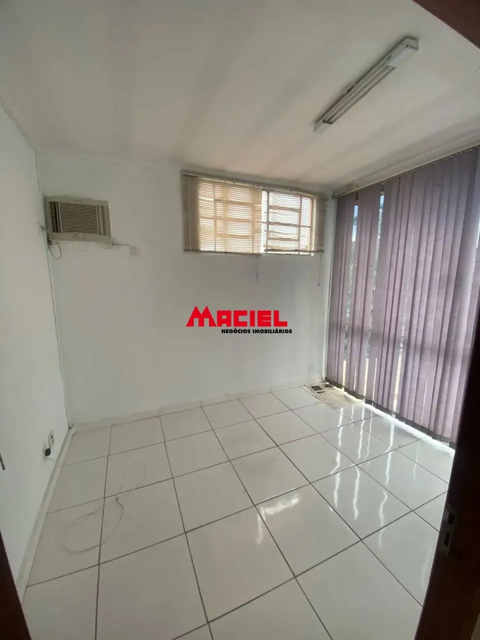 Apartamento sobreloja em ótima localização com 2 dormitórios