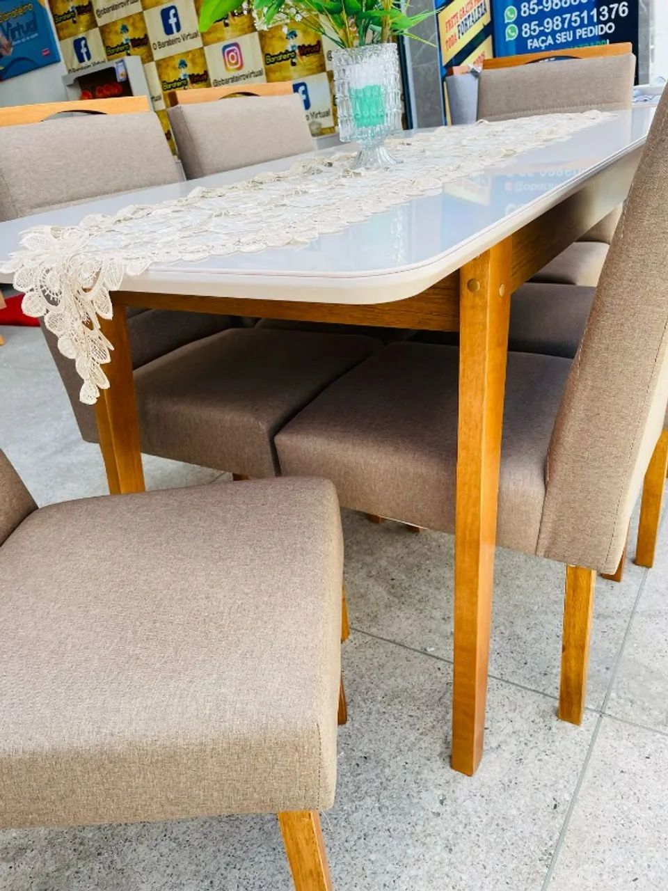 Mesa de jantar de madeira maciça com 6 cadeiras estofadas. Ideal para sua casa, perfeita p - Foto 2
