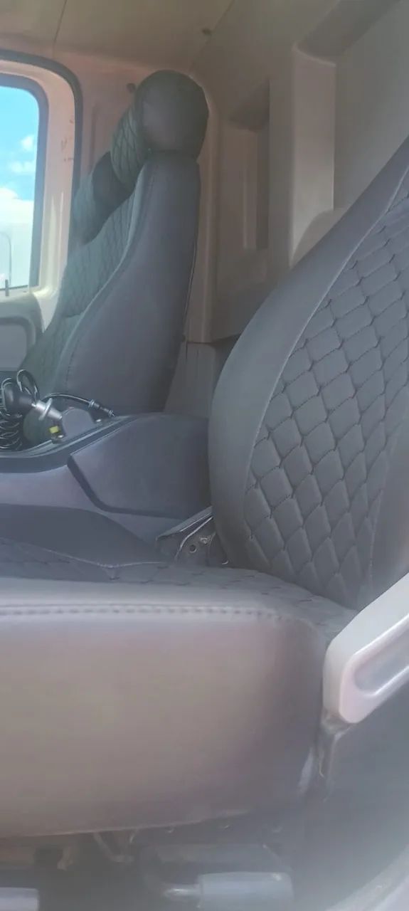 caminhão toco caçamba categoria especial com reduzida e cabine de fibra muito boa  - Foto 2