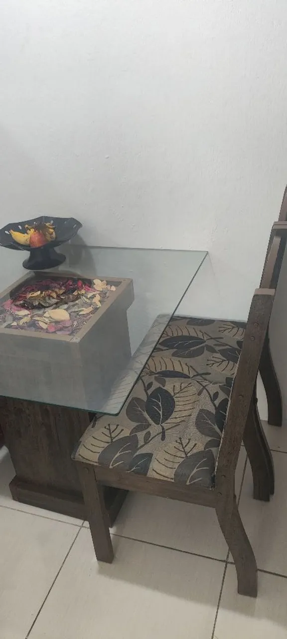 Mesa de jantar com tampo de vidro com 4 cadeiras